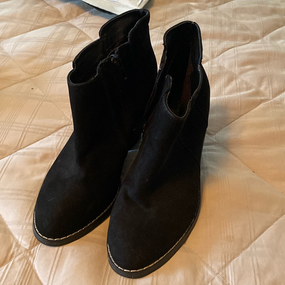 Kelsi Dagger suede ankle boot in great condition!